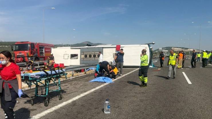 Manisa’da Otobüs ile Kamyon Çarpıştı 11 Ölü 27 Yaralı
