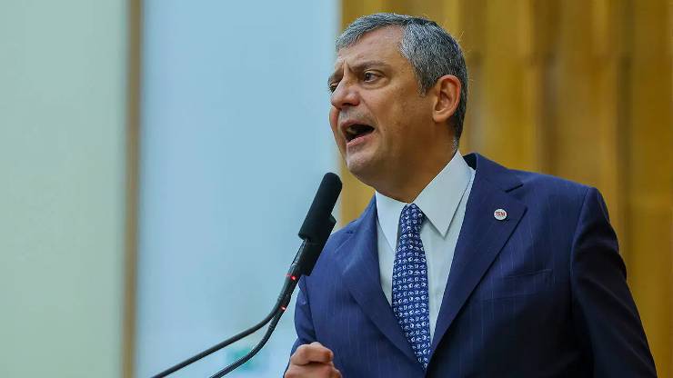 Yeni Parti Lideri Özgür Özel’den İzmir Çıkışı: “Kimsiniz Siz, İktidara Teslim Olanlar!”